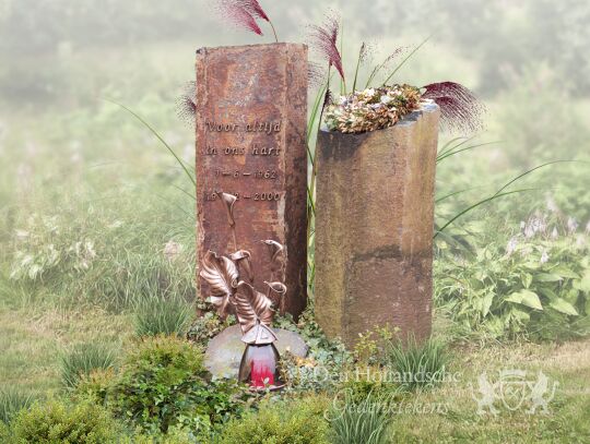 Grafsteen met twee stenen zuilen en koperen bloem
