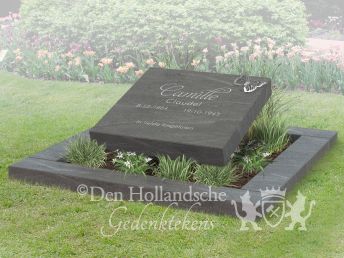 Kort grafmonument met RVS vlinder